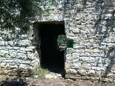 Nella torre vera e propria invece si accede da un piccolo ingresso che immette in un ambiente quadrangolare privo di qualsiasi arredamento